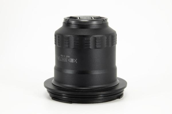 Der Isotta Macro Port H114 von vorne, geschützt durch die im Lieferumfang enthaltene PVC-Frontkappe für den Transport.