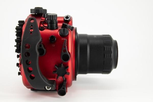Der Isotta Macro Port H114 montiert an einem passenden Unterwassergehäuse (Gehäuse separat erhältlich), um das vollständige Makro-Setup zu zeigen.